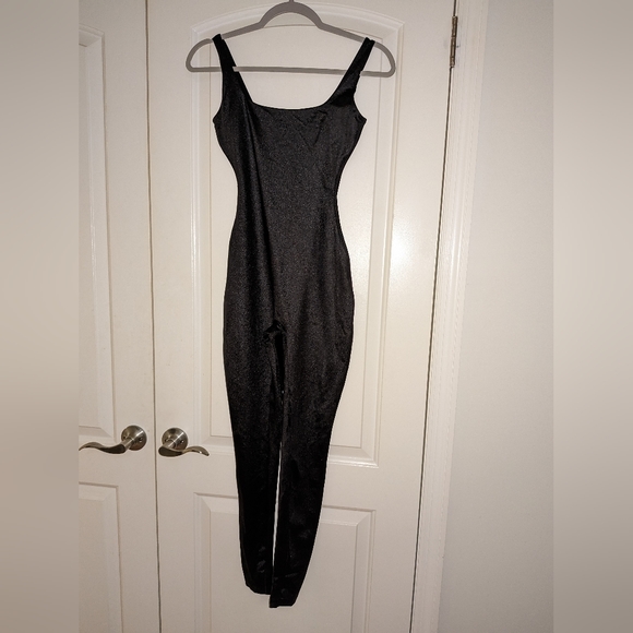 1. NWT SKIMS ALL-IN-ONE SHINE SQUARE NECK TANK ONESIE IN ONYX - Picture 4 of 5